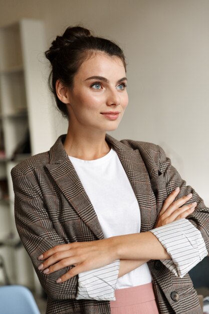 Photo d'une jolie jeune femme d'affaires concentrée à l'intérieur à la maison.