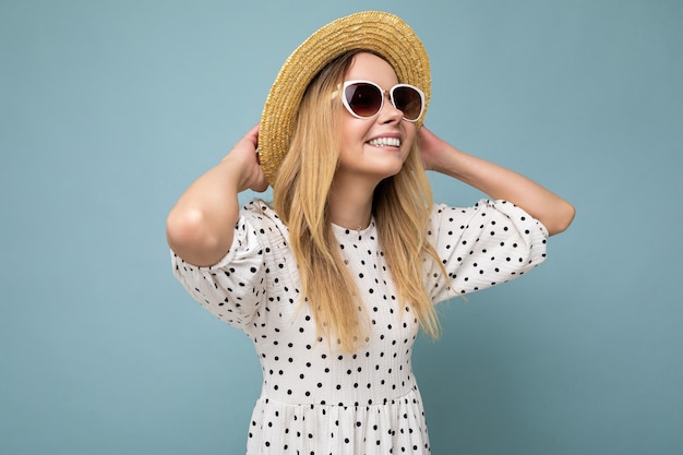 Photo d'une jolie jeune femme blonde souriante et heureuse portant des vêtements d'été décontractés et élégants