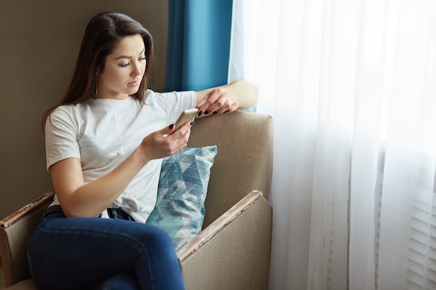 Photo d'une jolie jeune femme pense à l'idée d'un blog