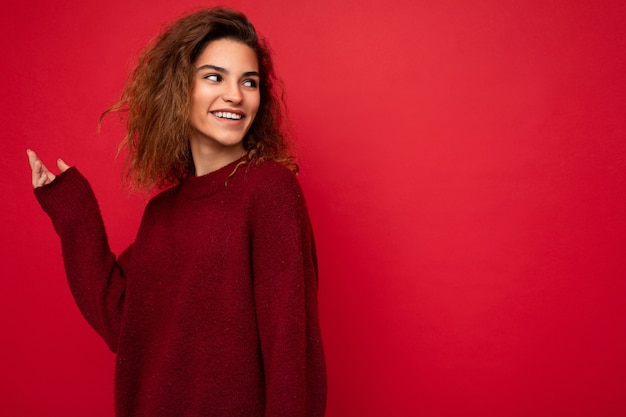 Photo d'une jolie jeune femme souriante et heureuse portant une tenue décontractée, isolée sur colorée