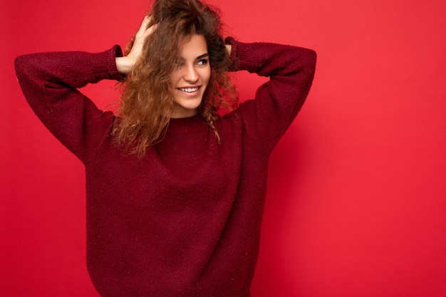 Photo photo d'une jolie jeune femme souriante et heureuse portant une tenue décontractée, isolée sur colorée