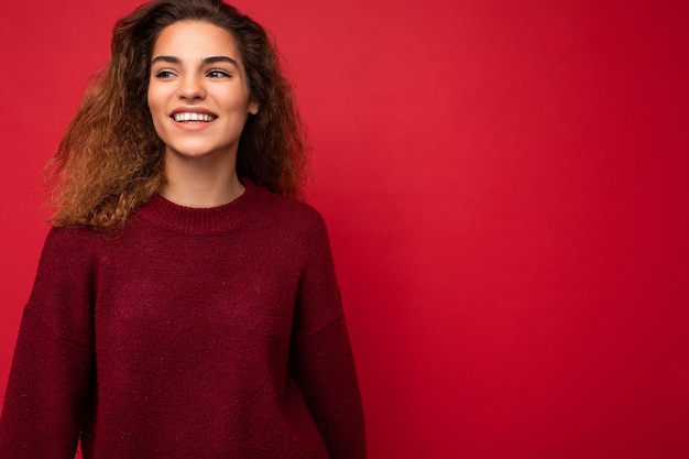 Photo d'une jolie jeune femme souriante et heureuse portant une tenue décontractée, isolée sur colorée