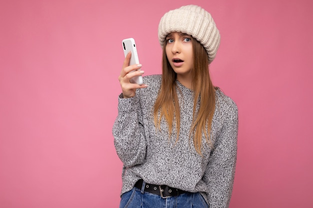 Photo de jolie jeune femme surprise surprise folle portant des vêtements élégants décontractés