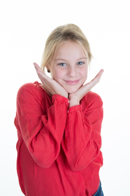 Photo de jolie petite fille en vêtements colorés sur fond blanc