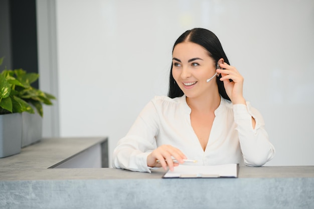 Photo de jolie réceptionniste au travail