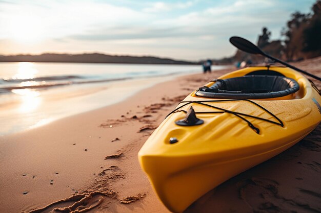 Une photo de kayak jaune sur une plage