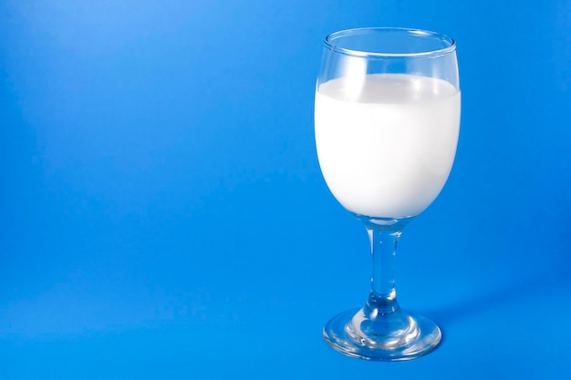 Photo de lait dans un verre à vin