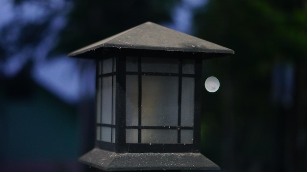 photo d'une lampe de rue noire poussiéreuse