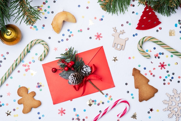 Photo de lettre, sapin de Noël, bonbons, biscuits sur tableau blanc