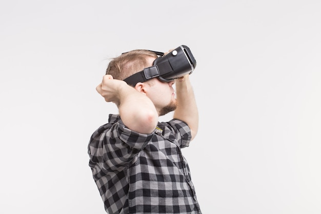 Photo de lunettes VR avec homme heureux sur fond