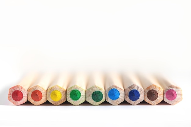 Photo macro de crayons de couleur arc-en-ciel. éducation, couleurs de dessin. avec espace copie