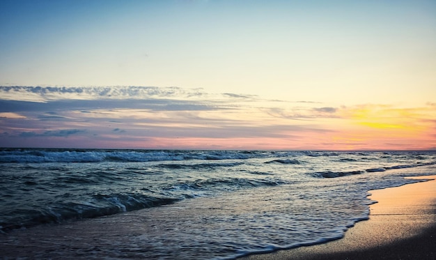 Photo d'un magnifique coucher de soleil depuis la plage de la mer Noire