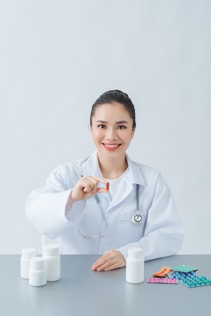 Photo de main de docteur montrant une capsule