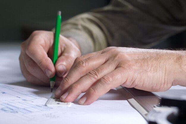 Photo des mains de cet homme au travail pendant