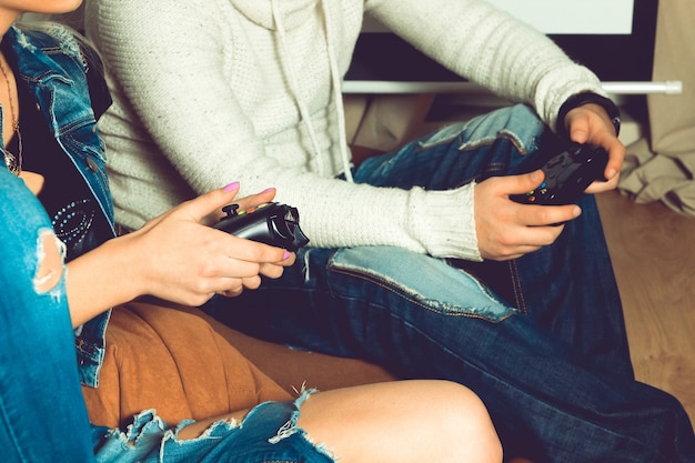 Photo de mains de femme et homme avec joystick