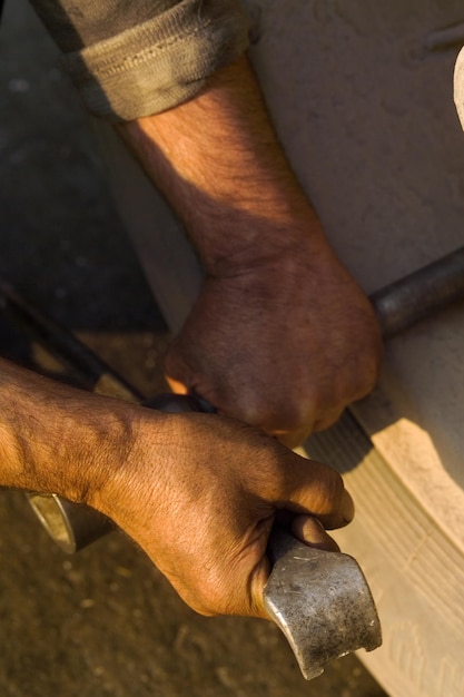 Photo des mains de l'homme au travail pendant les heures de travail