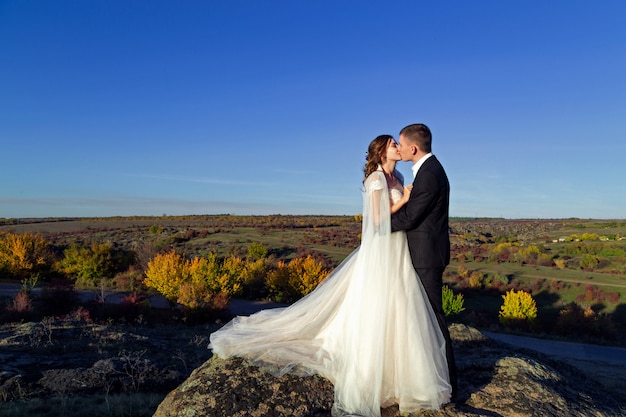 Photo de mariage d'un couple dans les montagnes