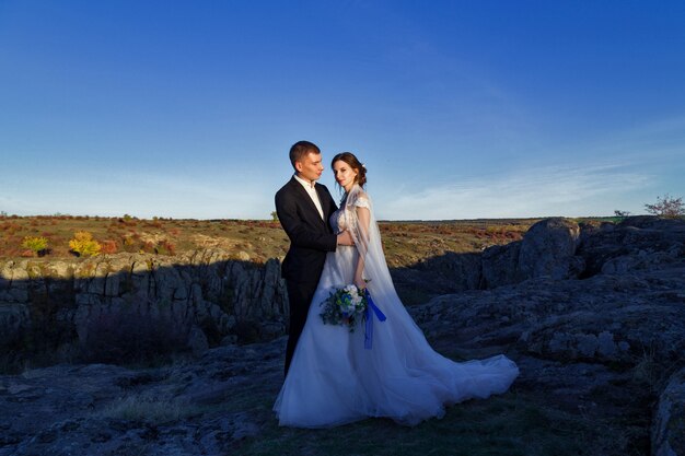 Photo de mariage d'un couple dans les montagnes