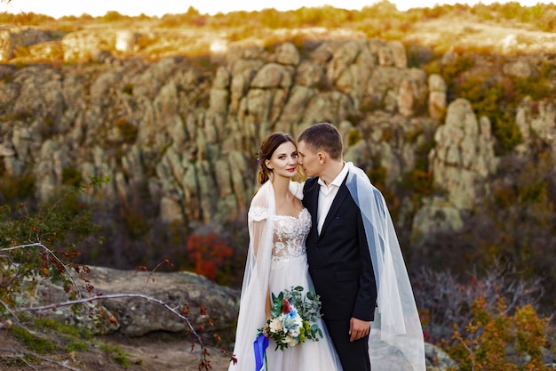 Photo de mariage d'un couple dans les montagnes