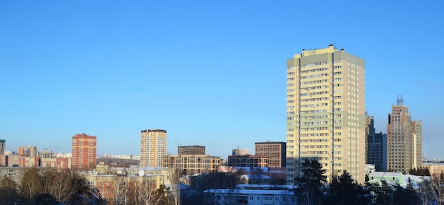 Photo d'une mégalopole une grande ville contre le ciel des gratte-ciel et des bâtiments en construction