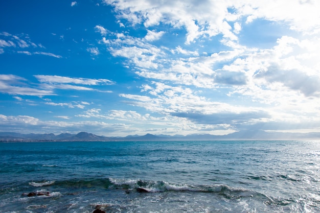 Photo d'une mer claire et magnifique sur le magnifique ciel bleu sous le soleil de Grèce