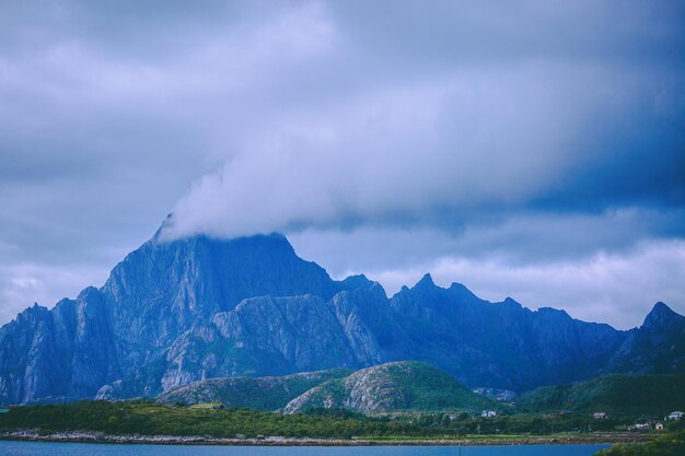 Photo de mer collines ciel nuageux en Norvège