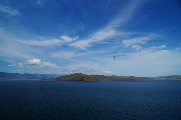 Photo d'une mer de lac contre le ciel avec des nuages