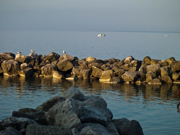 Photo de la mer Noire dans le rocher de premier plan de