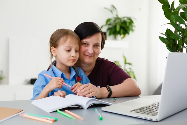 photo de la mère et de la fille avec un ordinateur portable