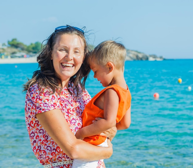 Photo d'une mère et d'un fils heureux sur la plage