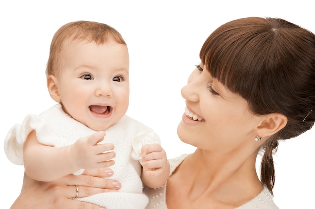 photo d'une mère heureuse avec un bébé adorable