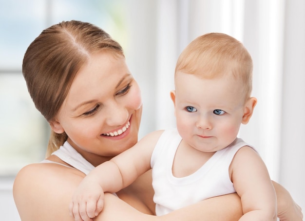 photo d'une mère heureuse avec un bébé adorable