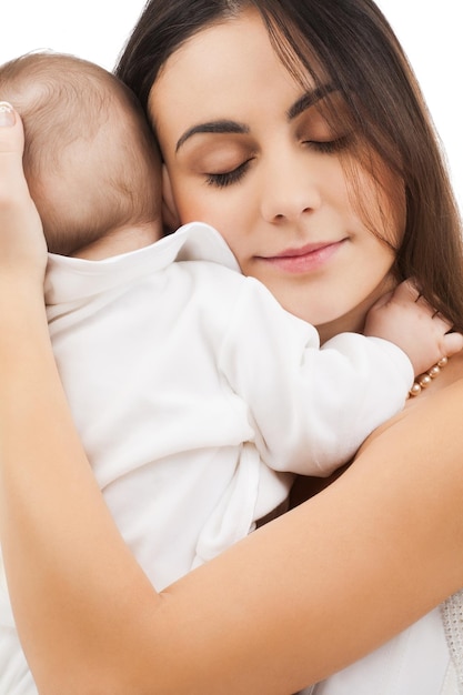 photo d'une mère heureuse avec un bébé adorable