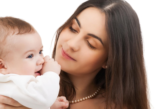 photo d'une mère heureuse avec un bébé adorable