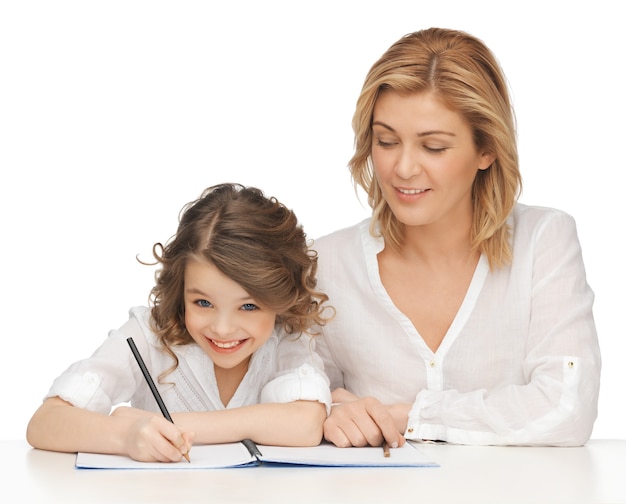 photo d'une mère et sa fille faisant des devoirs