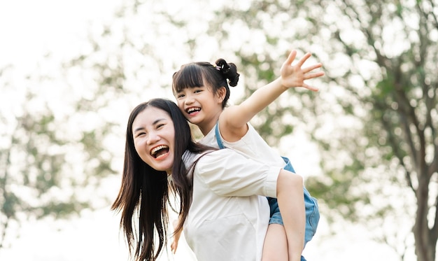 Photo d'une mère et sa fille jouant dans le parc