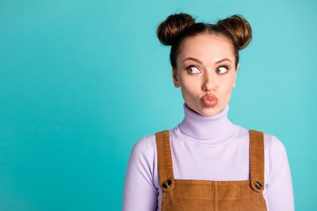 Photo de mignon adorable charmant génial idiot rusé deux mignons petits pains coiffure petite amie dame envoyer timide baiser regarder côté intéressé espace vide porter automne tenue isolé vif fond de couleur sarcelle