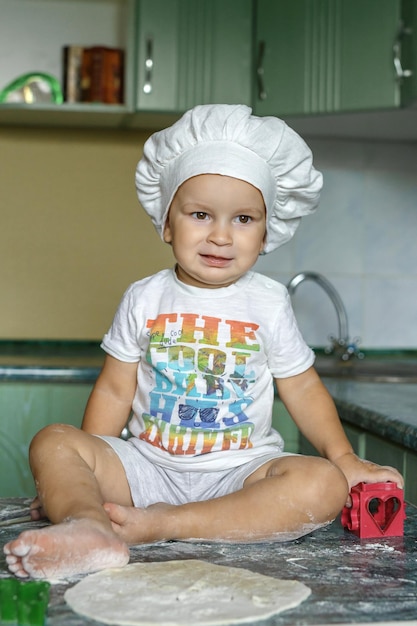 photo d'un mignon petit bébé avec un chapeau de chef