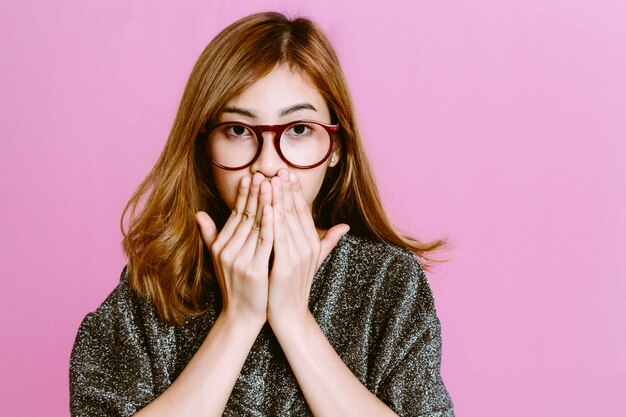 Photo de mode de jeune fille sur fond rose