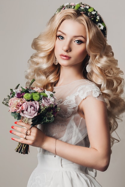 Photo de mode de jeune fille mariée avec de longs cheveux bouclés