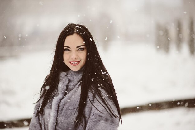 Photo photo de mode de mode de vie en plein air de jeune belle dame naturelle dans le paysage d'hiver