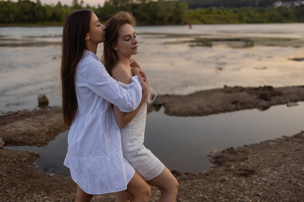 Photo de mode en plein air de belle dame bohème à la rivière