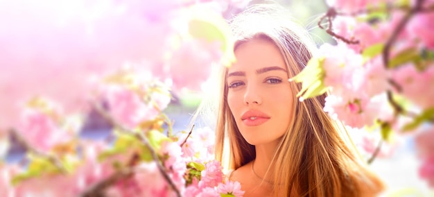 Photo de mode en plein air de belle jeune femme en fleurs fille sensuelle sur fond de fleur de printemps