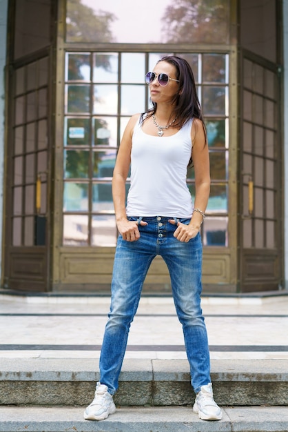 Photo de mode de vie d'une belle fille caucasienne en ville femme posant dans les escaliers un portrait de femme en plein air...