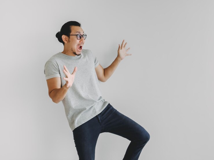 Photo photo de la moitié du corps de choc et de surprise homme isolé sur fond blanc