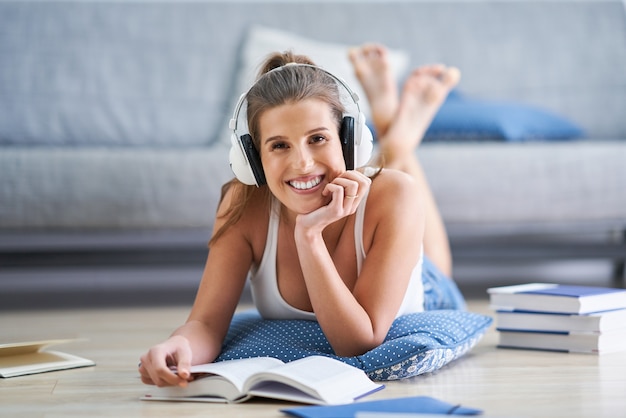 Photo montrant une étudiante apprenant à la maison