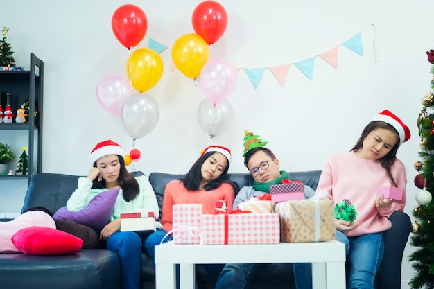 Photo montrant un groupe d&#39;amis fêtant Noël à la maison.