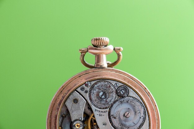 photo d'une montre de poche vintage sur fond vert