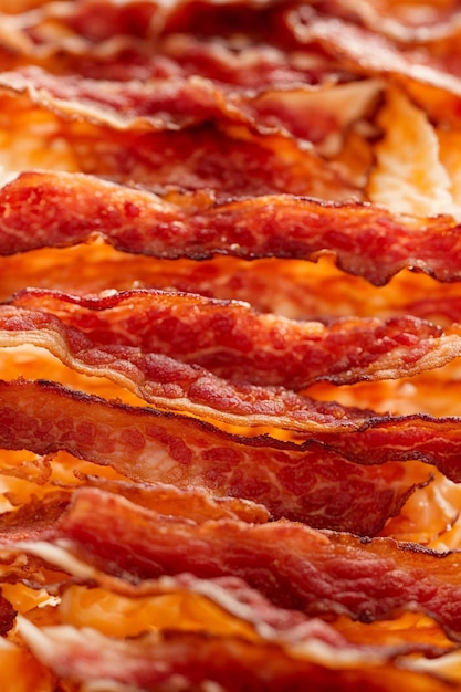 photo Un morceau de bacon sur fond blanc