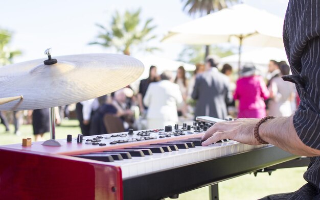 Photo d'un musicien jouant du piano lors d'un événement en plein air